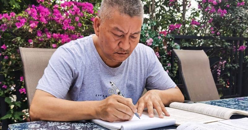 Chinese Millionaire, 56, Fails China's 'JEE' Gaokao For The Twenty-Seventh Time;  He says he's giving up