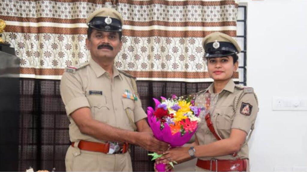 The retiring sub-inspector welcomes his daughter to take up his post in Karnataka;  Heartwarming photo goes viral